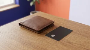 Lederbrieftasche neben einer Bankkarte auf einem Holztisch
